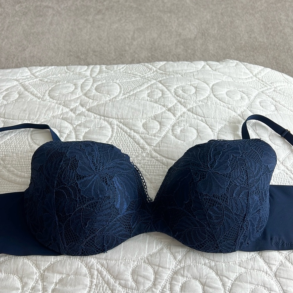 Incredible by Victoria Secret navy Blue Lace bra 34DDD Lined Demi bra worn once